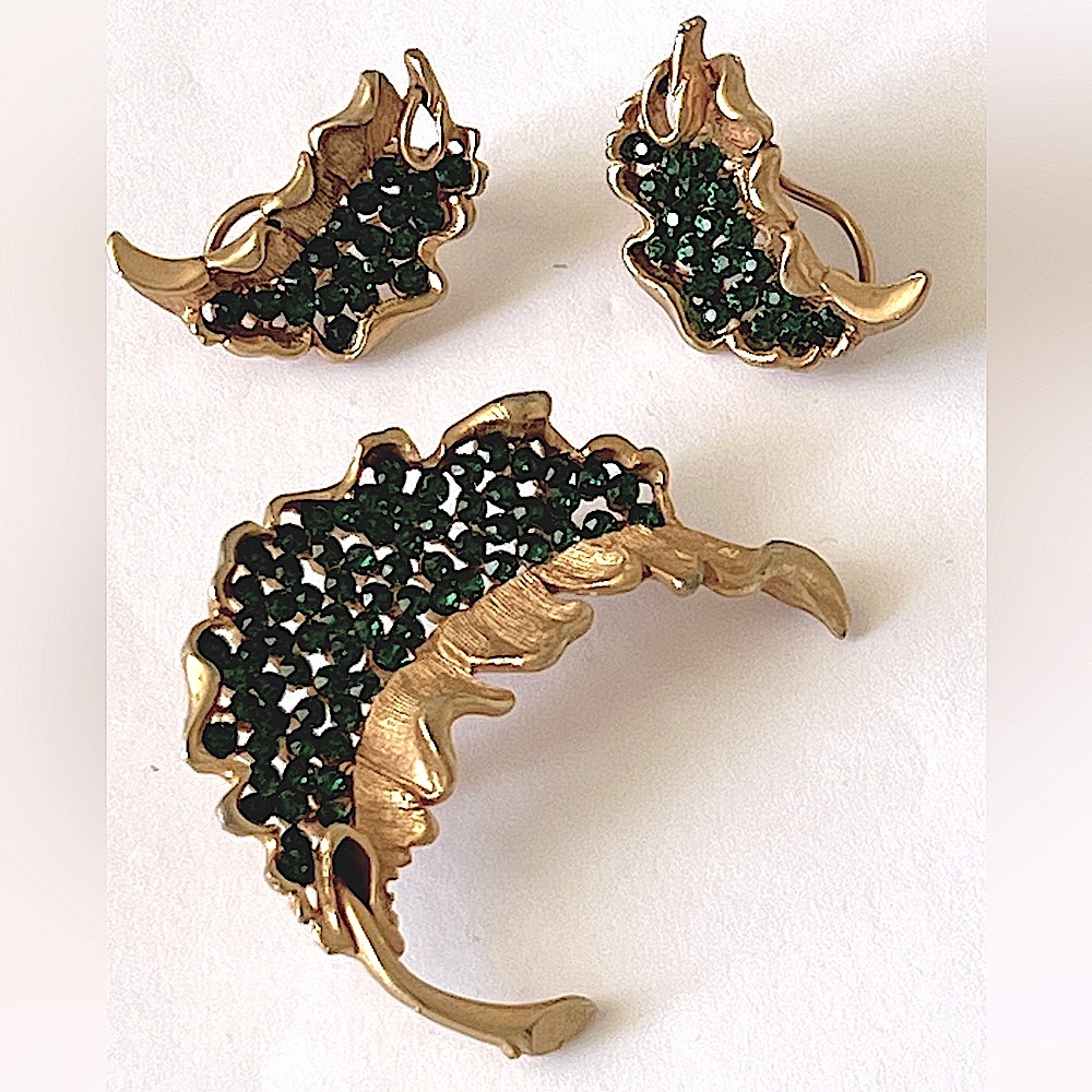 💚 Vintage Signed BSK Leaf Brooch & Clip On Green Gold Tone Earrings Set - Picture 8 of 15